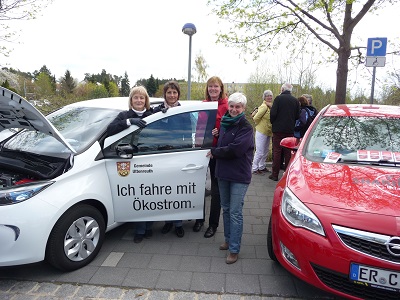 Unsere Gemeinderätinnen begutachten das neue Elektroauto